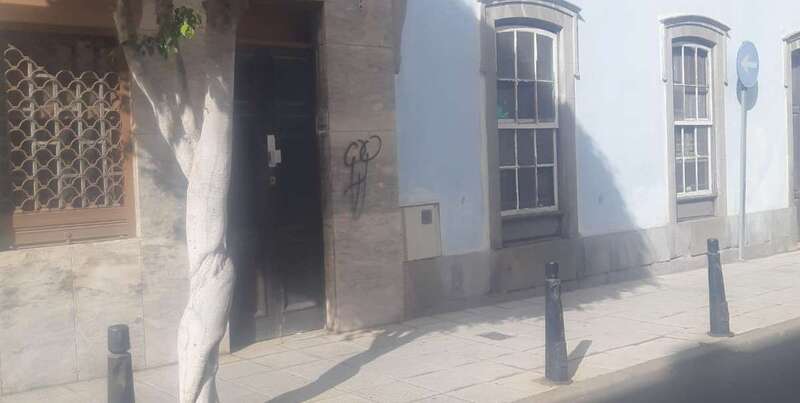 Varias viviendas aparecieron con pintadas en sus fachadas y puertas / TA